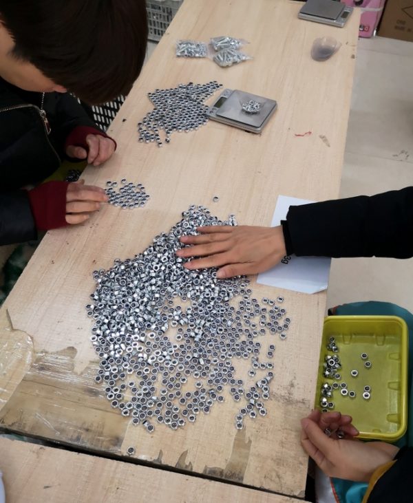 100% inspection done to pick out defective screws 100% inspection done to pick out defective screws
